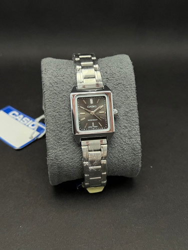 ساعت مچی زنانه مارک کاسیو بند استیل نقره ای -قاب تانکی مستطیلی صفحه مشکی